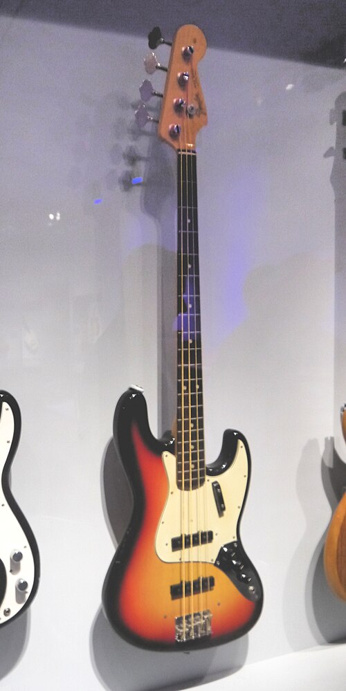 Título: Jazz bass (serial no. L89716) por Eden, Janine and Jim, sob licença CCBY2.0
Fonte: https://commons.wikimedia.org/wiki/File:John_Entwistle_(The_Who)%27s_1965_Fender_Jazz_Bass_(serial_no._L89716)_-_Play_It_Loud._MET_(2019-05-13_19.00.06_by_Eden,_Janine_and_Jim).jpg