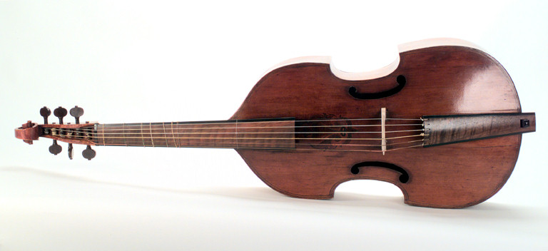Viola da gamba por Auckland Museum, sob licença CCBY